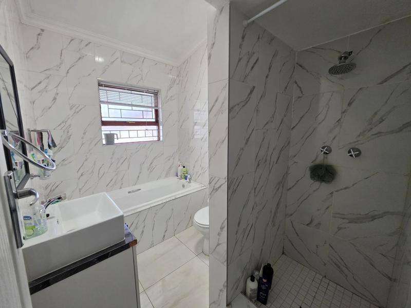 To Let 4 Bedroom Property for Rent in Blomtuin Western Cape